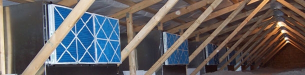 Image de la sous-toiture avec des caisses de filtres dans un élevage de truies adapté au système de filtration d'air