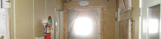 Figura 2: Exemple de porte scell&eacute;e &eacute;vitant l'entr&eacute;e d'air non d&eacute;sir&eacute; et le mouvement non souhait&eacute; de personnelentre la zone &ldquo;propre&rdquo; (&agrave; l'int&eacute;rieure de l'exploitation) et la zone &ldquo;sale&rdquo; (ext&eacute;rieur de l'exploitation).