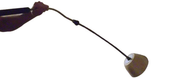 Dans cette exploitation danoise, le responsable adapte une pièce en plastique de la dimension des bols où le lait est servi, facilitant considérablement le nettoyage de ceux-ci.