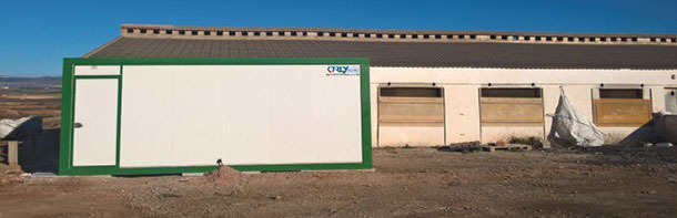 Cela peut être une cabane préfabriquée comme celles utilisées pour les chantiers, avec l'entrée d'un côté et la sortie de l'autre.