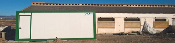 Cela peut &ecirc;tre une cabane pr&eacute;fabriqu&eacute;e comme celles utilis&eacute;es pour les chantiers, avec l'entr&eacute;e d'un c&ocirc;t&eacute; et la sortie de l'autre.