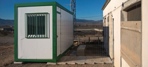 L'accès à l'intérieur de la ferme s'effectue de l'autre côté de la cabane.