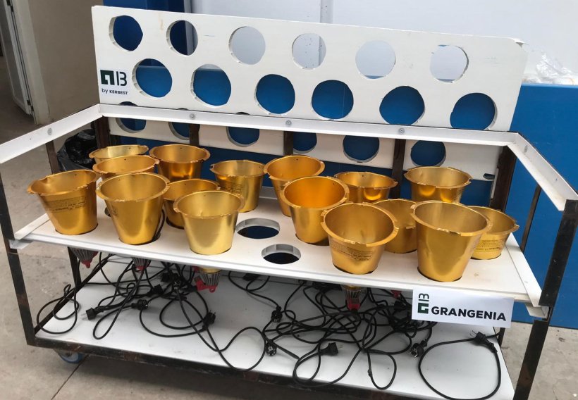 Photo 1 : Chariot con&ccedil;u pour le s&eacute;chage et le rangement des lampes chauffantes de maternit&eacute; (photo c&eacute;d&eacute;e par Grangenia)
