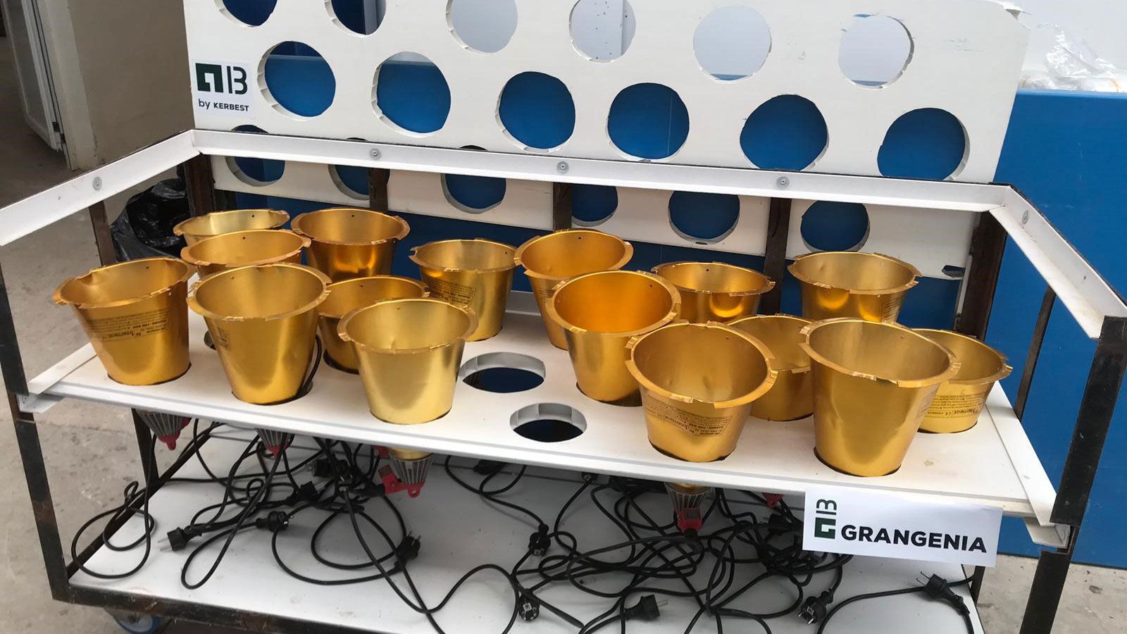 Photo 1 : Chariot con&ccedil;u pour le s&eacute;chage et le rangement des lampes chauffantes de maternit&eacute; (photo c&eacute;d&eacute;e par Grangenia)
