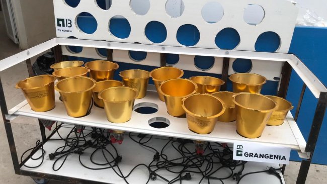 Photo 1 : Chariot conçu pour le séchage et le rangement des lampes chauffantes de maternité (photo cédée par Grangenia)