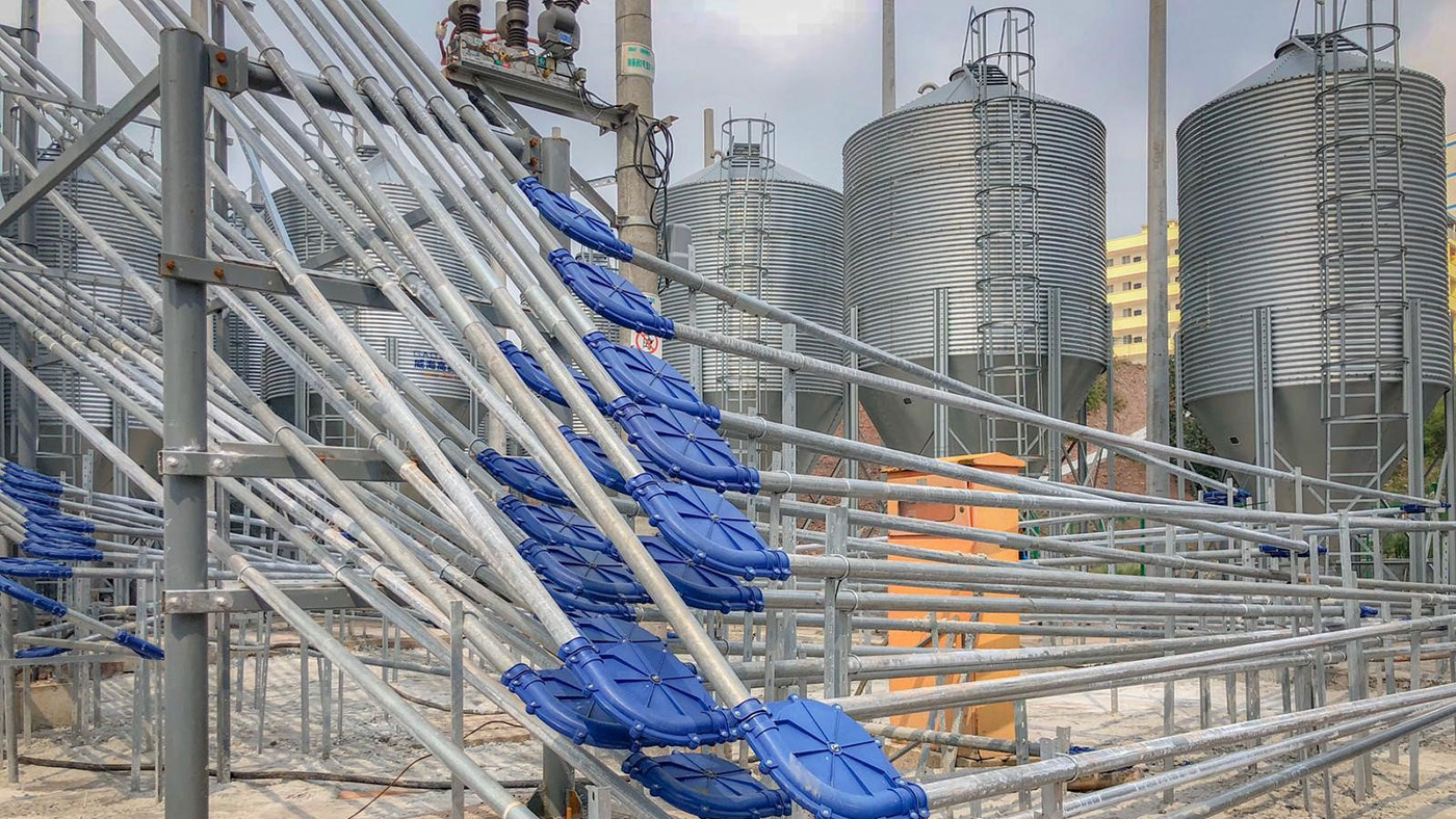 <p>Photo 7: Système de chaînes multiples pour la distribution d'aliments et a montée vers les différents étages. Source: Marcio Schmidt</p>