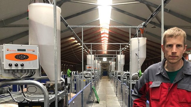 Jeppe Bloch dans la nouvelle partie de sa porcherie pour truies.