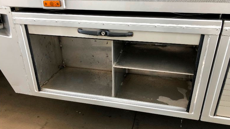 Photo 2 : Caisse lat&eacute;rale du camion, nettoy&eacute;e et drain&eacute;e.
