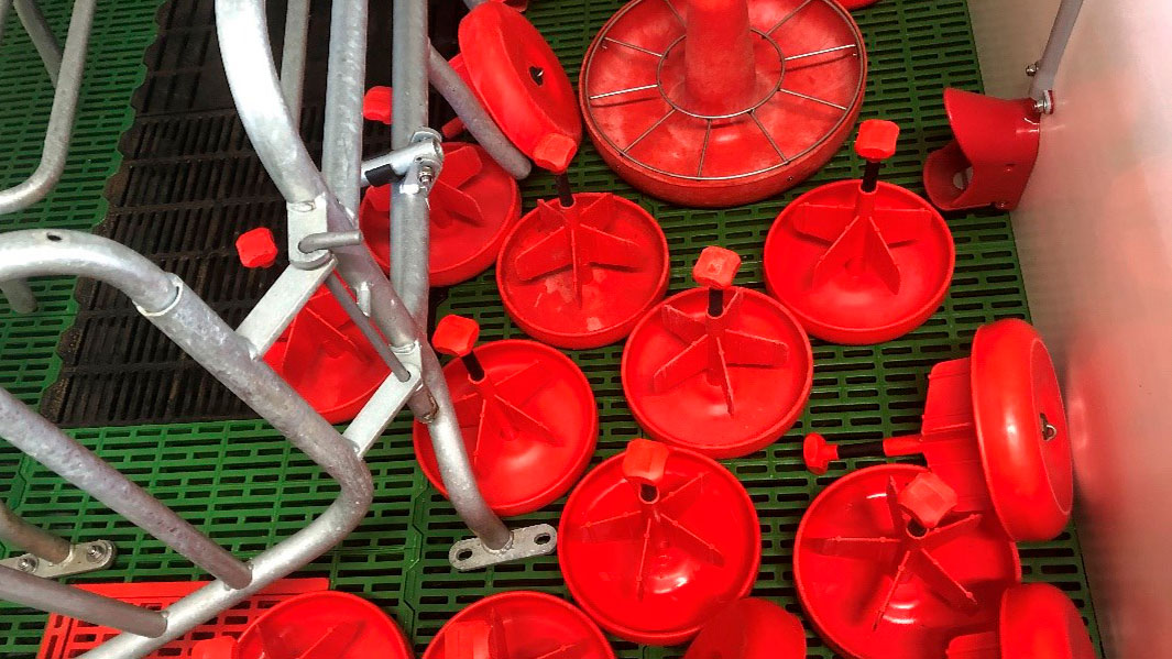 <p>Image 1. Lors du nettoyage d'une maternit&eacute;, il ne faut pas oublier les &eacute;quipements tels que les assiettes, les lampes chauffantes et autres mat&eacute;riels qui sont transf&eacute;r&eacute;s entre b&acirc;timents.</p>
