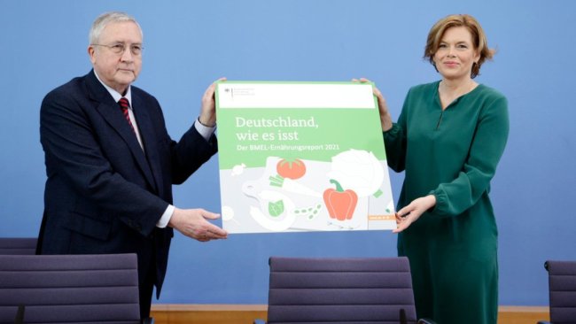 La ministre fédérale Julia Klöckner et le professeur Manfred Güllner (Forsa) lors de la présentation du rapport BMEL sur la nutrition 2021, le 19 mai 2021 à Berlin. Source : BMEL.
