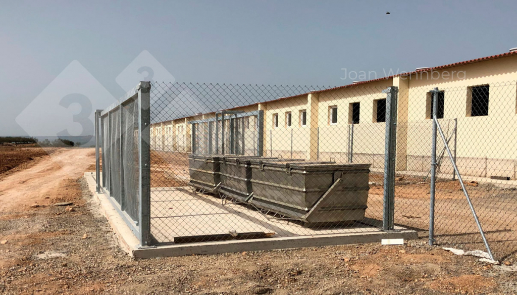 <p>Figure 5. Conteneurs d'&eacute;limination des cadavres avec acc&egrave;s diff&eacute;renci&eacute; pour d&eacute;poser les cadavres et les r&eacute;cup&eacute;rer. Photo reproduite avec l'aimable autorisation de Joan Wennberg.</p>
