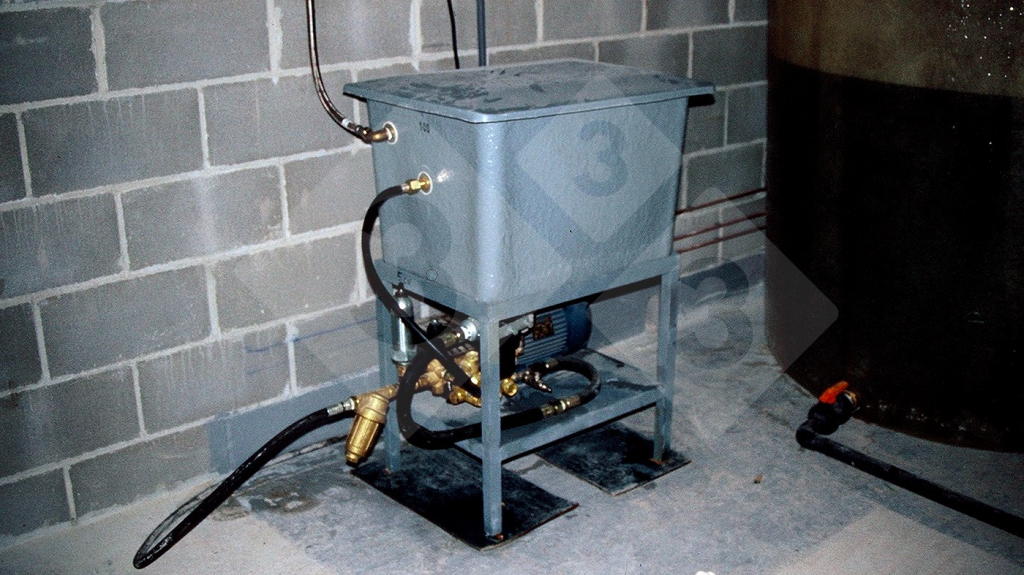 <p>Figure 1 : Bacs appropriés pour les traitements médicamenteux à l'intérieur du bâtiment avec groupe de pression.</p>