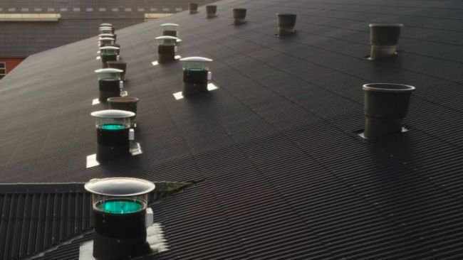 Figure 2 : Entrée de ventilation (lumière bleue) avec tubes UV-C.