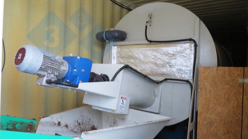 Tambour de compostage d&#39;une partie du fumier du b&acirc;timent, m&eacute;lang&eacute; &agrave; du fumier de cheval pour &eacute;quilibrer la mati&egrave;re premi&egrave;re &agrave; composter.
