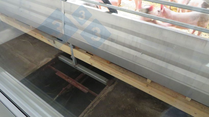 Syst&egrave;me de raclage au bas des cases pour &eacute;vacuer les d&eacute;jections hors des poulaillers.
