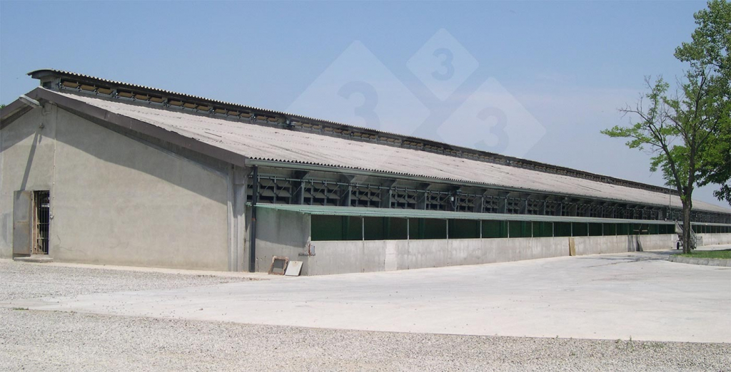 <p>Ouvertures lat&eacute;rales et lanterneau continu pour la ventilation naturelle.</p>
