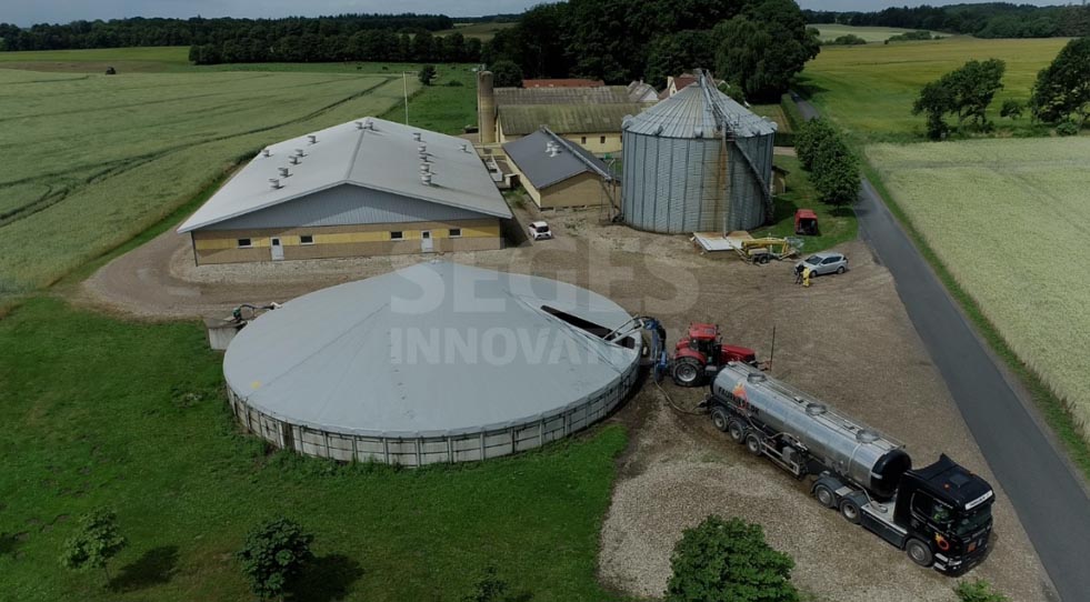 <p>L'acidification &agrave; faible dose visant &agrave; r&eacute;duire les &eacute;missions de m&eacute;thane dans les installations de stockage devrait &ecirc;tre effectu&eacute;e &agrave; la fin du printemps.Actuellement, elle est r&eacute;alis&eacute;e en ajoutant de l'acide sulfurique (96 %) lors d'un m&eacute;lange intense. Photo : S&oslash;s Lindeborg Pedersen, SEGES Innovation.</p>
