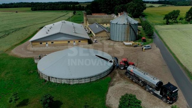 L'acidification &agrave; faible dose visant &agrave; r&eacute;duire les &eacute;missions de m&eacute;thane dans les installations de stockage devrait &ecirc;tre effectu&eacute;e &agrave; la fin du printemps.Actuellement, elle est r&eacute;alis&eacute;e en ajoutant de l'acide sulfurique (96 %) lors d'un m&eacute;lange intense. Photo : S&oslash;s Lindeborg Pedersen, SEGES Innovation.
